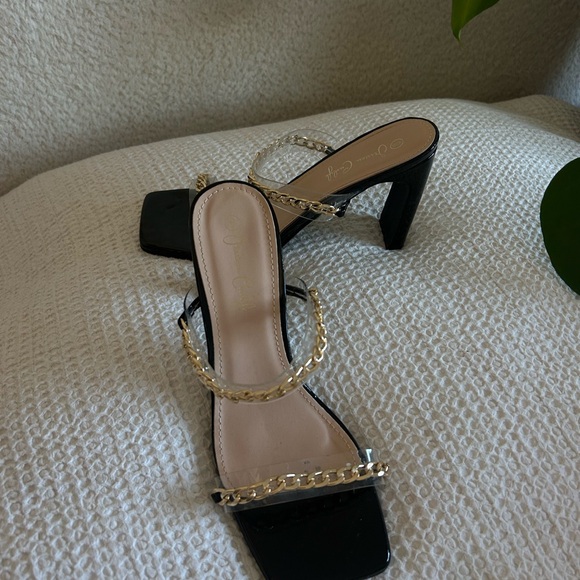 Gold chain black heels (sandal) - Picture 2 of 2